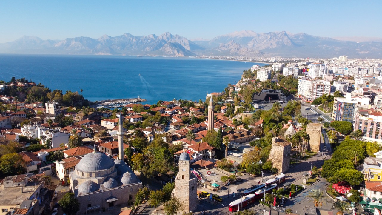 Antalya a devenit cea mai căutată destinație de vacanță pentru vara anului 2026, depășind Grecia. Cât costă un sejur de 7 zile în Turcia