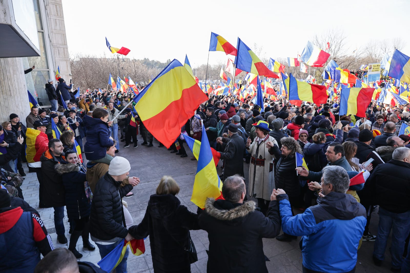 Călin Georgescu a fost înconjurat de mii de oameni la „Marea Horă a Unirii Neamului”: „Suntem legați pentru totdeauna ca frați și surori”