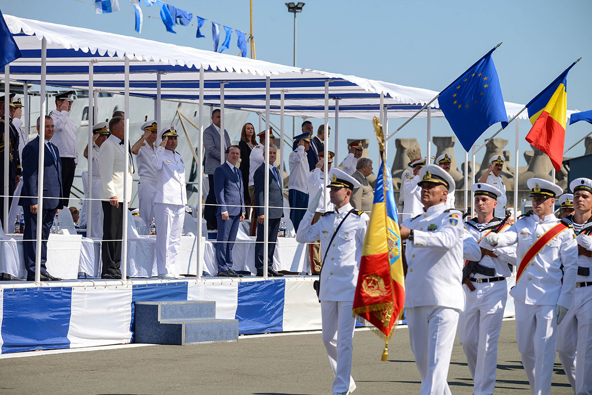 Klaus Iohannis, în smoking și cu papion, la Ziua Marinei, unde a făcut un nou apel pentru vaccinarea anti-COVID