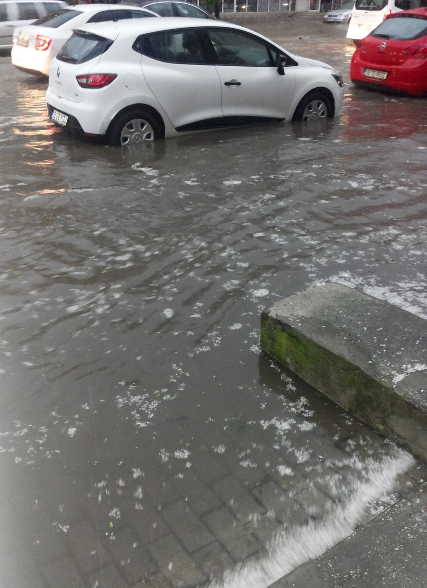 Iașiul, paralizat după o ploaie torențială! VEZI IMAGINILE DEZASTRULUI
