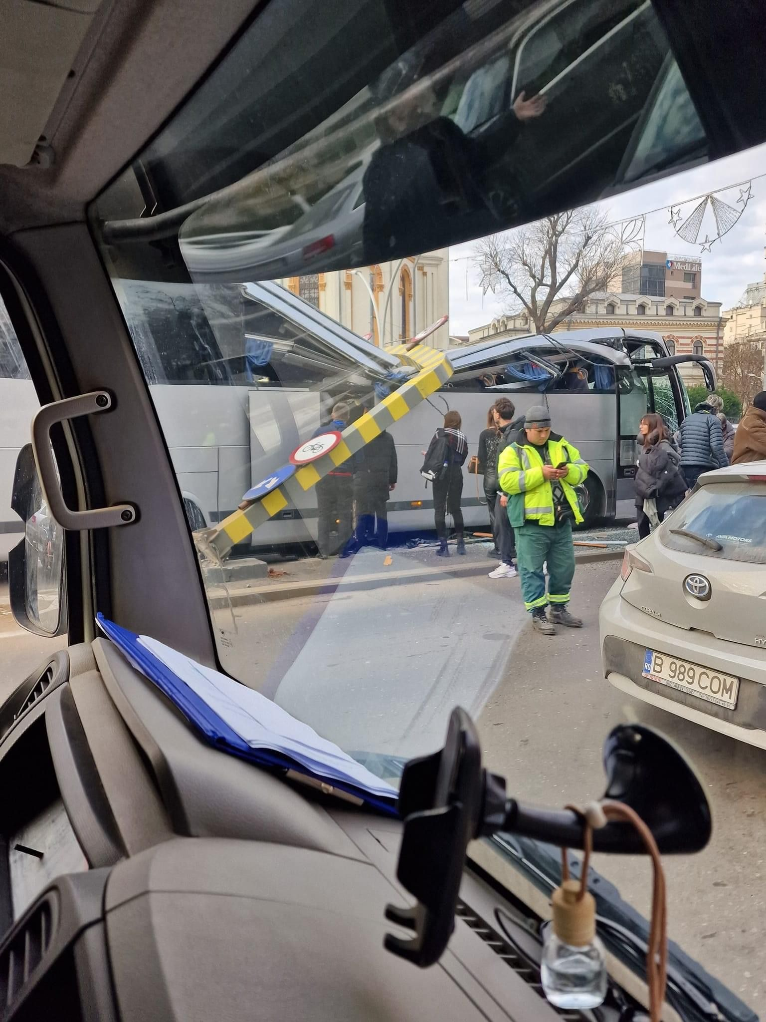 Impact violent la intrarea în Pasajul Unirii. Un mort și 24 de răniți, după ce un autocar cu turiști a intrat în limitatorul de înălțime