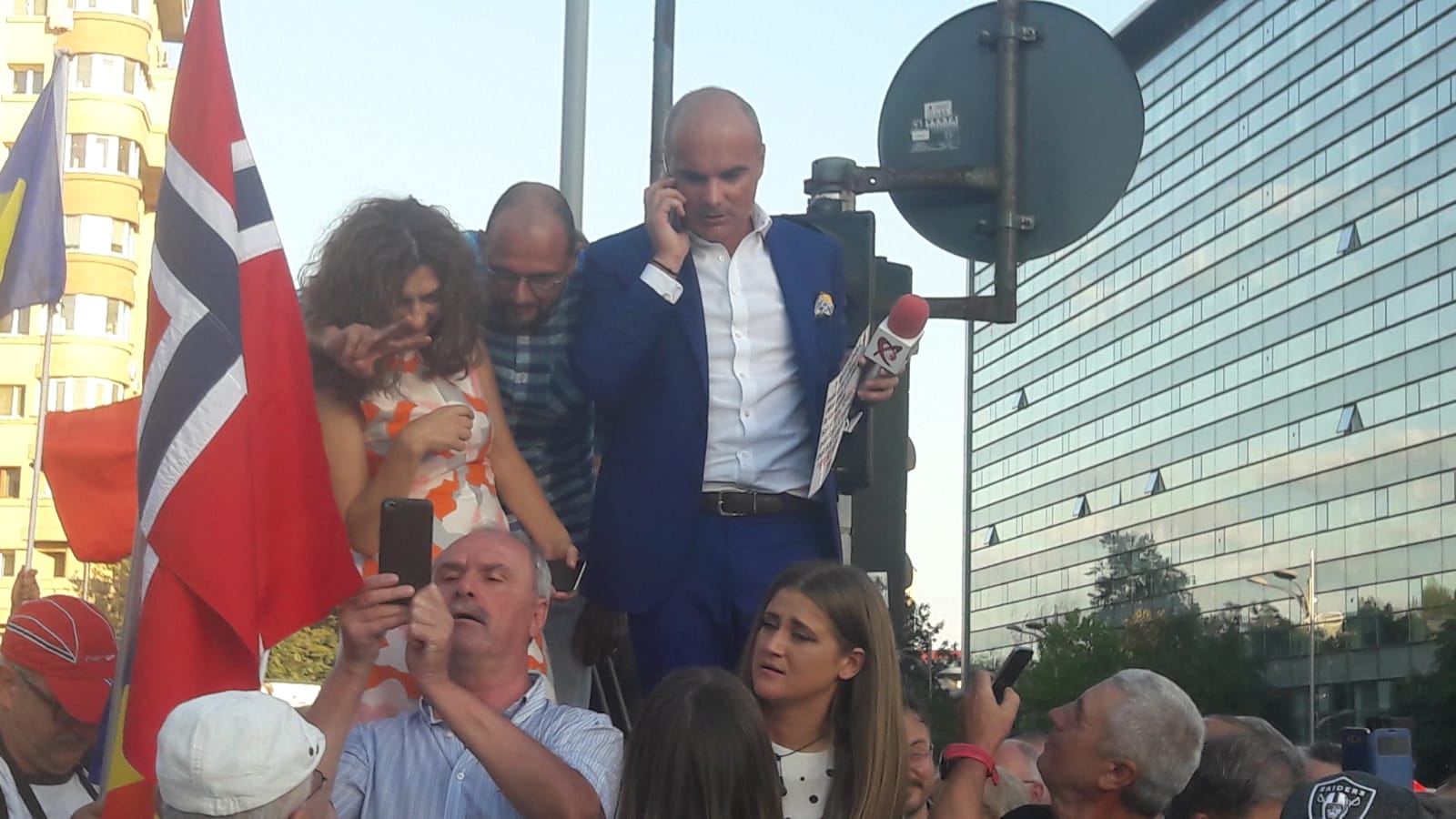 LIVE TEXT/ Mitingul diasporei, în Piața Victoriei. Război total între jandarmi și huligani (FOTO&VIDEO)