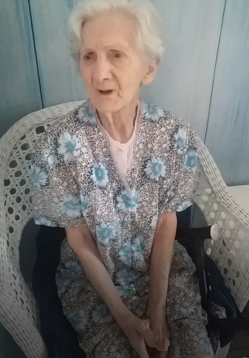 REPORTAJ / Mărioara Mihăilă, centenara nostalgică după Turnul Eiffel și rochia de voal. ”Duc greu în spate cei 100 de ani” - VIDEO