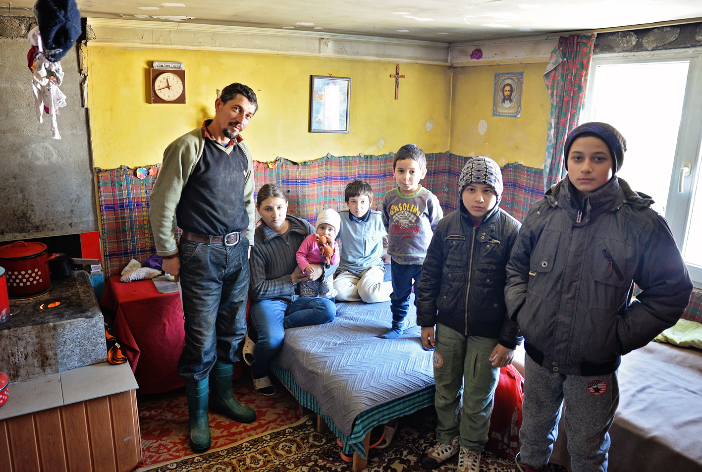 8 oameni și două pisici care locuiesc în 50 mp și-au petrecut sărbătorile în întuneric. Familia pentru care firele de curent electric sunt la doi pași, dar totuși prea departe