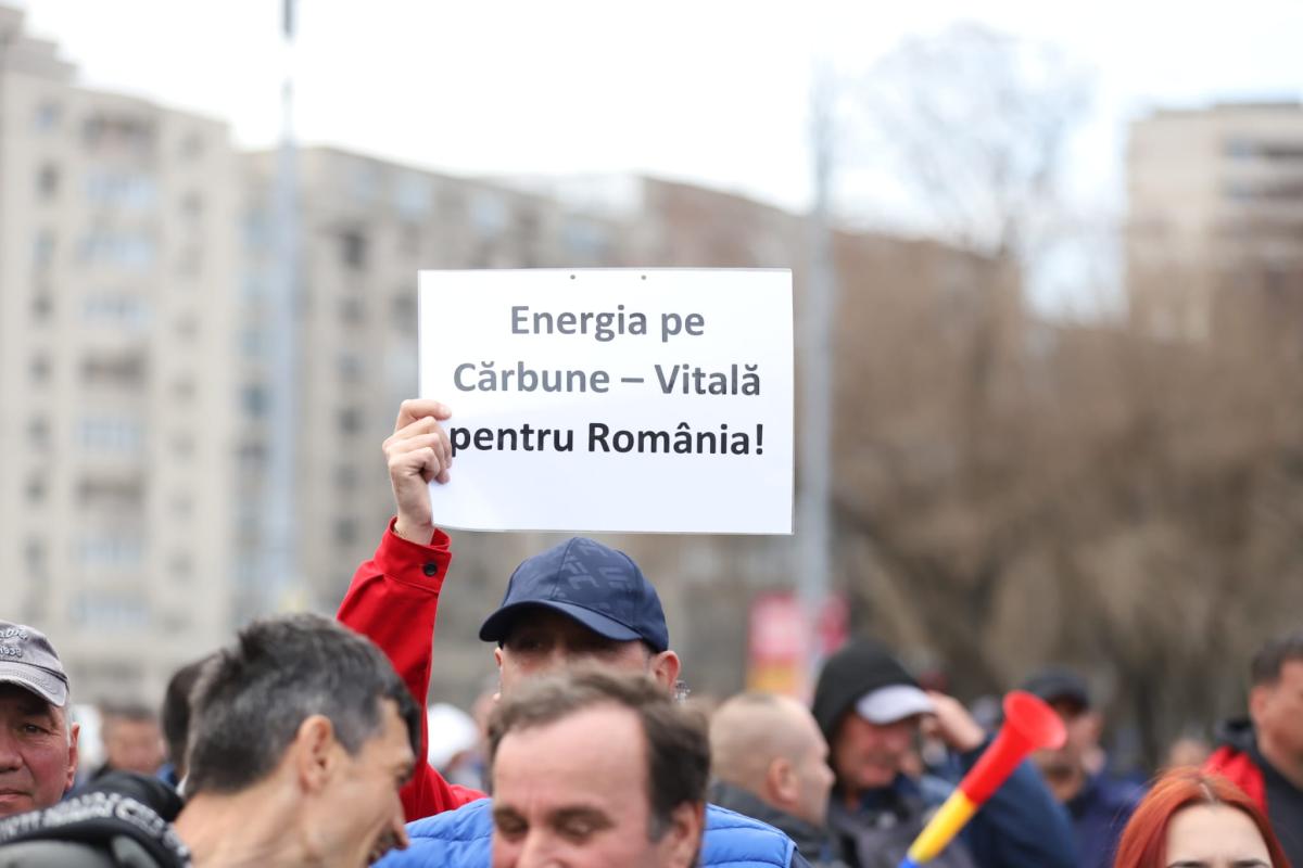 Bătaie între mineri și jandarmi la protestul din Piața Victoriei. „Au aruncat cu obiecte asupra forțelor de ordine și au forțat dispozitivul de panouri metalice”