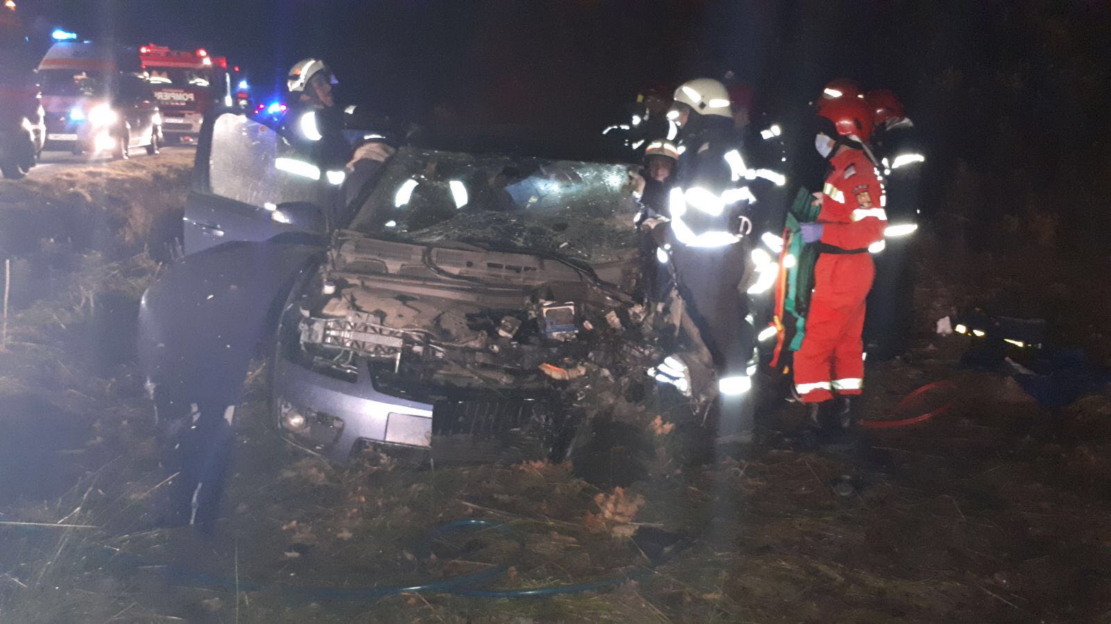 UPDATE: Copil în stop cardio-respirator și trei adulți încarcerați, într-un accident cumplit în Timiș. Copilul a murit/ FOTO
