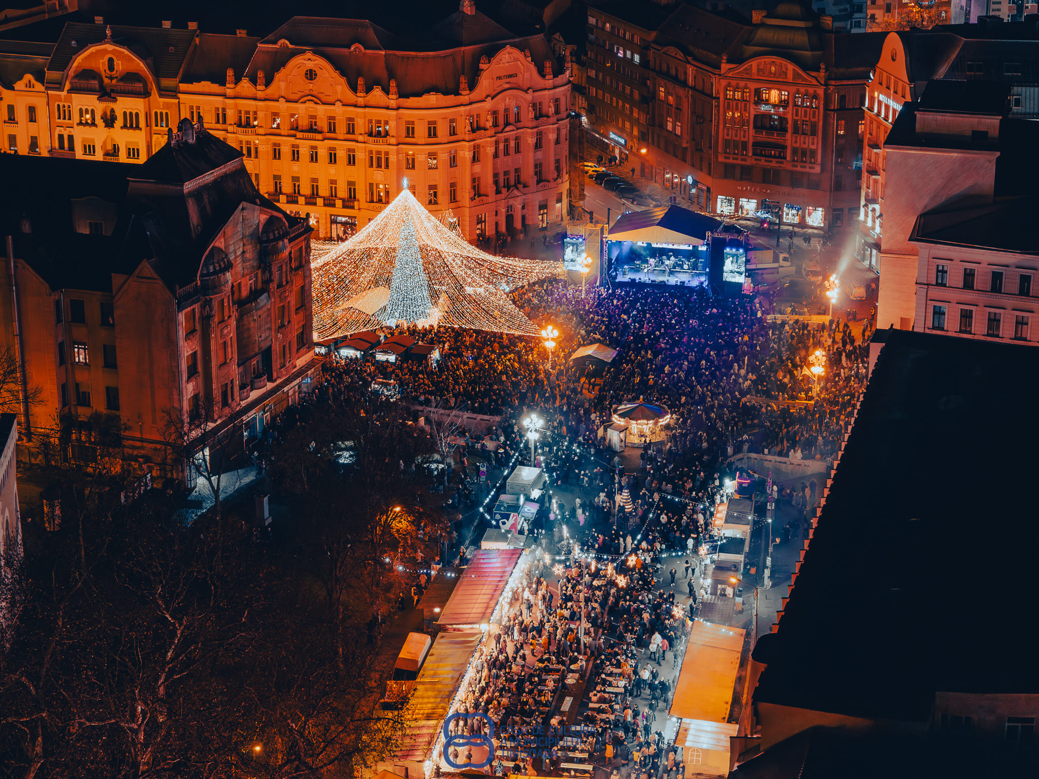 Târgul de Crăciun Timișoara 2024. Aproape o sută de căsuțe, zonă de gastronomie, carusel și o roată panoramică