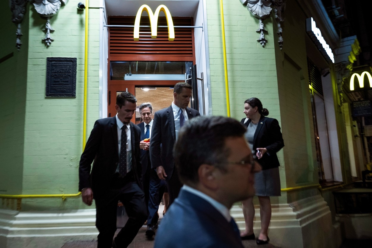 Ministrul de externe al Ucrainei l-a dus pe secretarul de stat american, aflat în vizită la Kiev, la fast-food