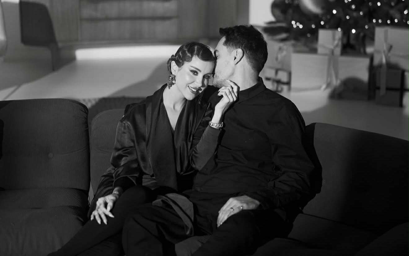 Cine apare în ședința foto de sărbători a Alinei Ceușan. E o persoană foarte specială pentru familia ei: „Mulțumesc că te implici așa cum aș face eu”