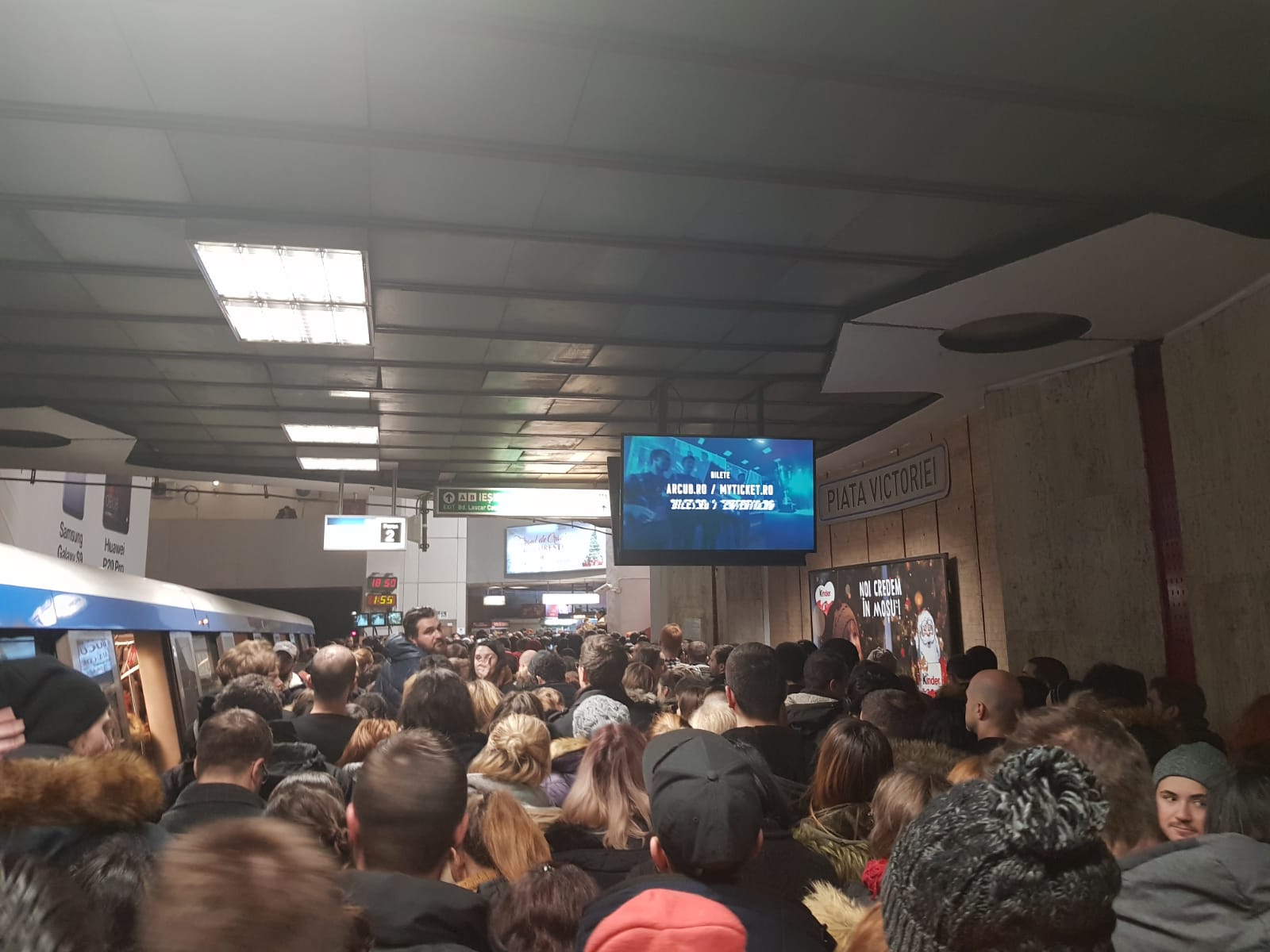 FOTO&VIDEO/ Haos la metrou, în Ajun de Moș Nicolae. Stația Piața Victoriei, blocată de numărul mare de călători
