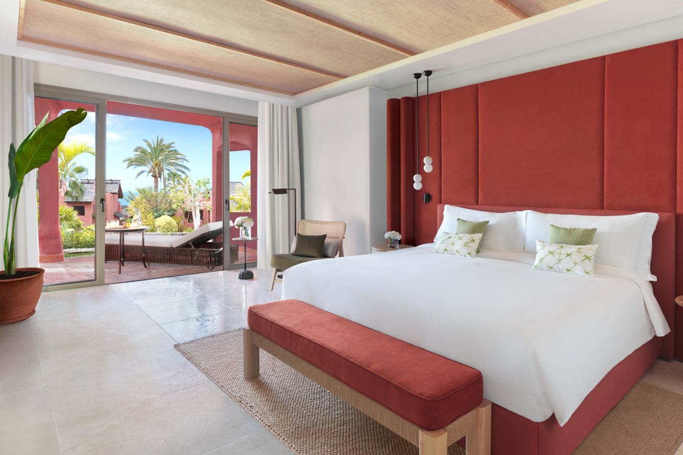 Cât costă cazarea la hotelul favorit al lui Klaus Iohannis din Tenerife. Un fost șef din Liga 1 e în vacanță acolo