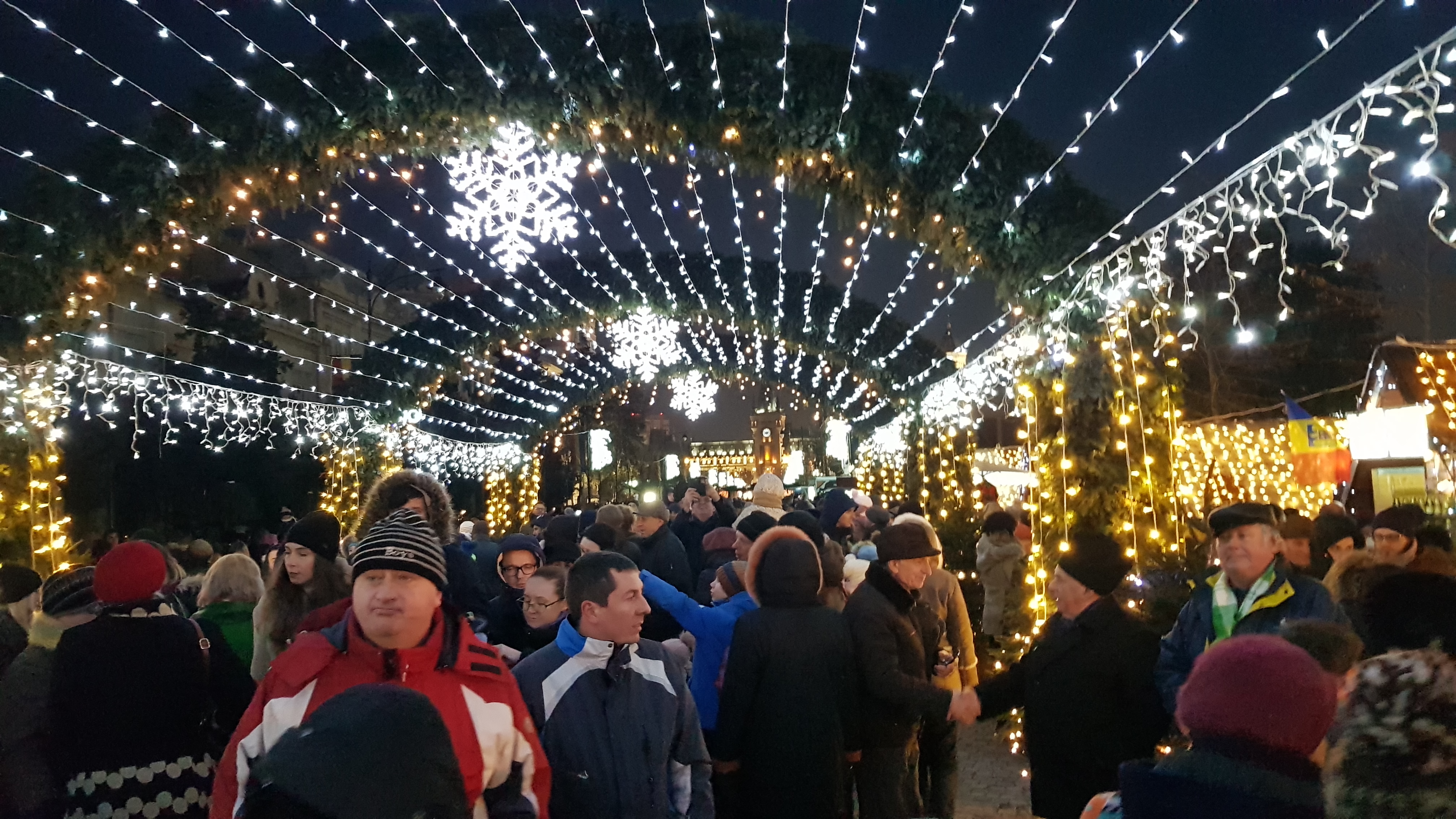 VIDEO&FOTO/ Sute de mii de luminițe multicolore s-au aprins în Iași. S-au deschis și cele două târguri de Crăciun
