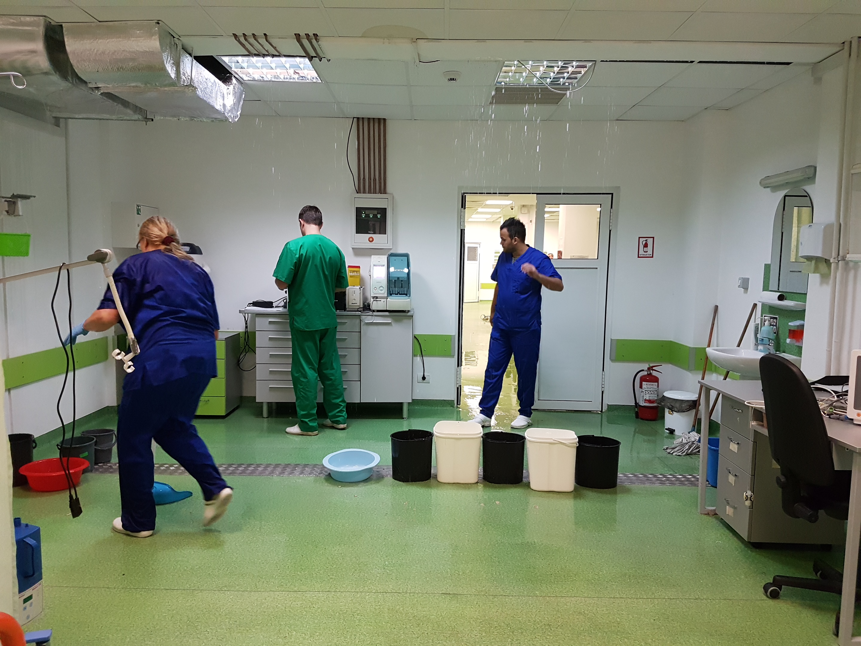 Pacienţi evacuaţi de urgenţă cu tot cu paturi şi echipamente, deoarece spitalul a fost inundat / GALERIE FOTO & VIDEO
