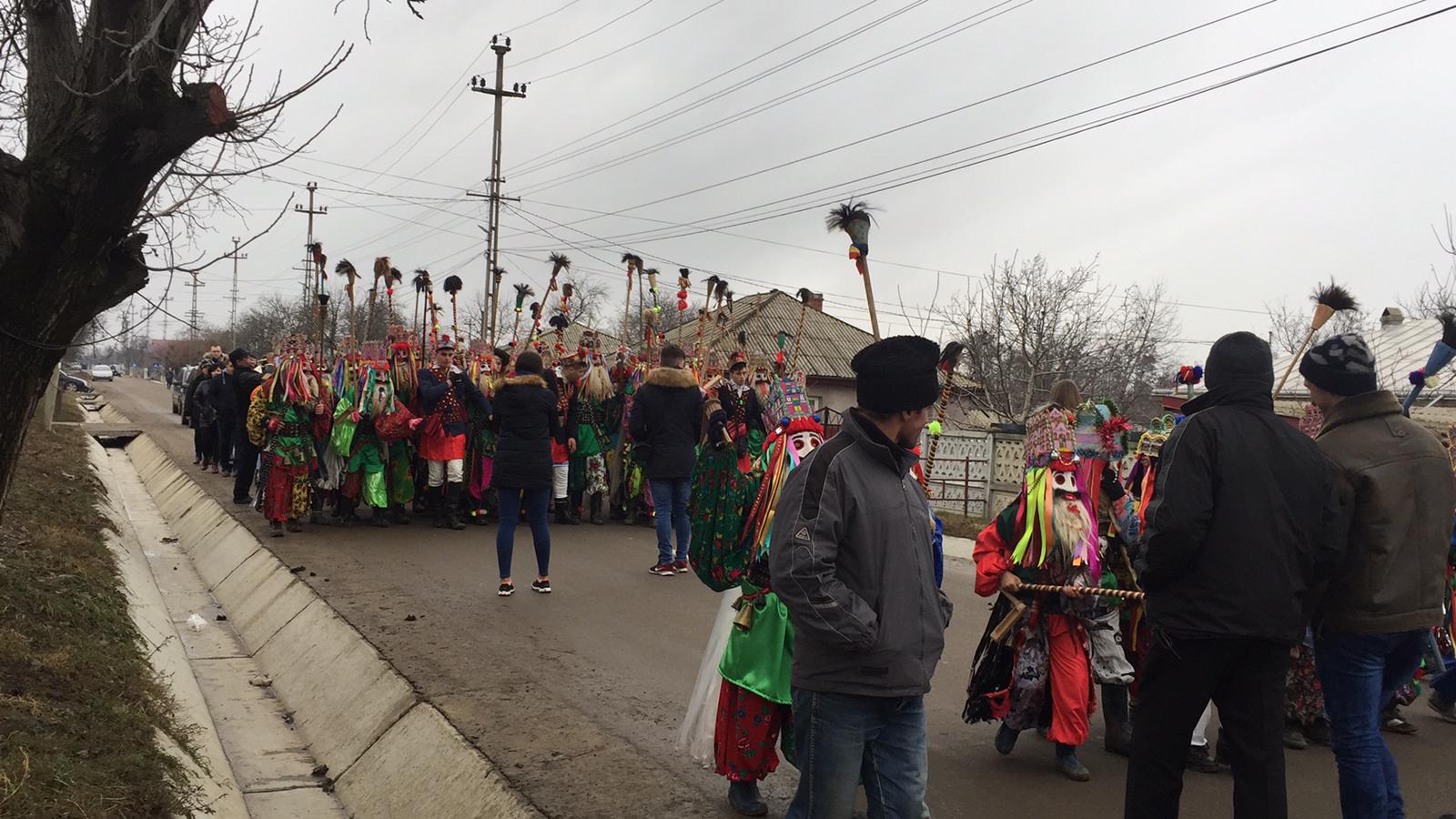 VIDEO&FOTO/ Nea Mircea Platon, ultimul făuritor al măștilor purtate de cetele de flăcăi din Ruginoasa. E o muncă de 5 săptămâni, iar costul unei măști pornește de la 1.000 de lei