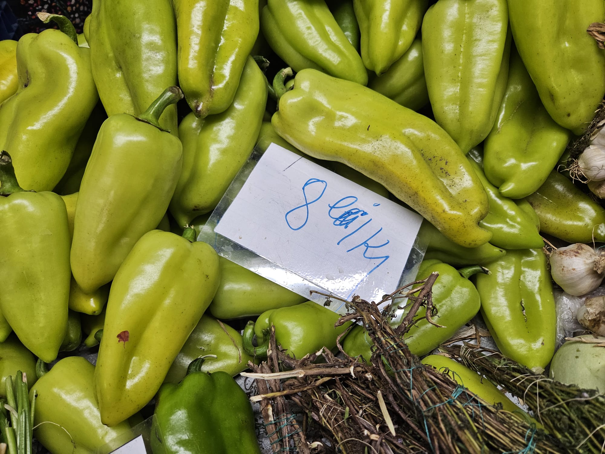 Experiment Libertatea. Cum sunt preţurile la alimente în Bulgaria faţă de România, în pieţe şi la hipermarket. Marile surprize de la raft