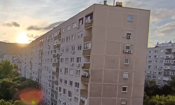 „Nem akarok így fogalmazni, de full sz*rszag van” – Óbudán már nem lehet nyitva tartani az ablakot