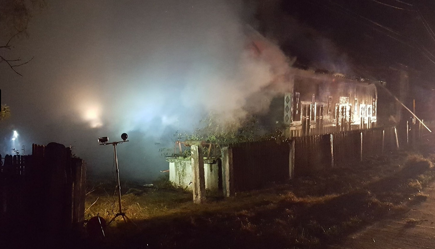 FOTO/ Casa artistei de muzică populară, Laura Lavric, mistuită de flăcări. Pompierii au intervenit cu șapte autospeciale
