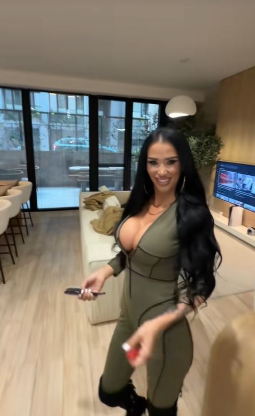 Imagini din apartamentul în care locuiește Daniela Crudu. Doar o oglindă a costat 7.000 de lei