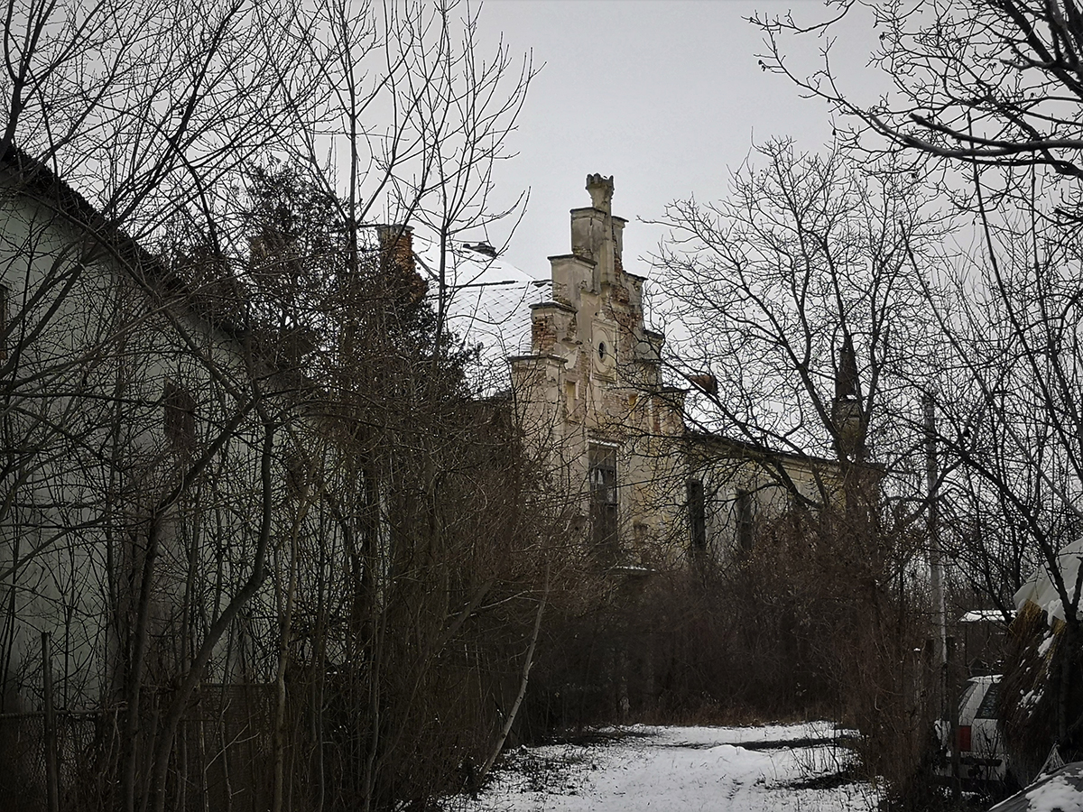 REPORTAJ. Un castel vechi de secole, din Ardeal, lăsat în voia sorții de beneficiarii retrocedării și de autorități: „Nu sunt fantome aici, doar sărăcie!”