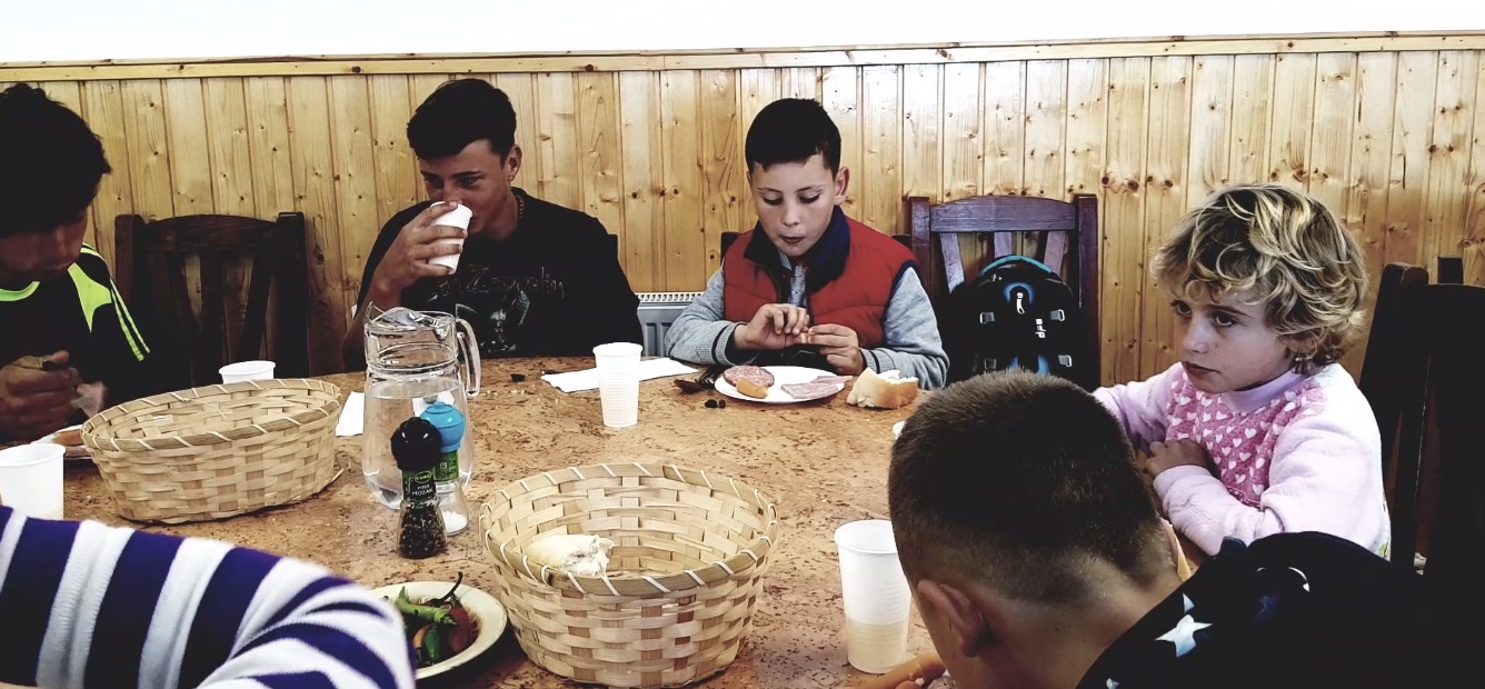 VIDEO/ Preotul din Teleorman care hrănește un sat din cel mai sărac județ al României. Cantina de la biserică