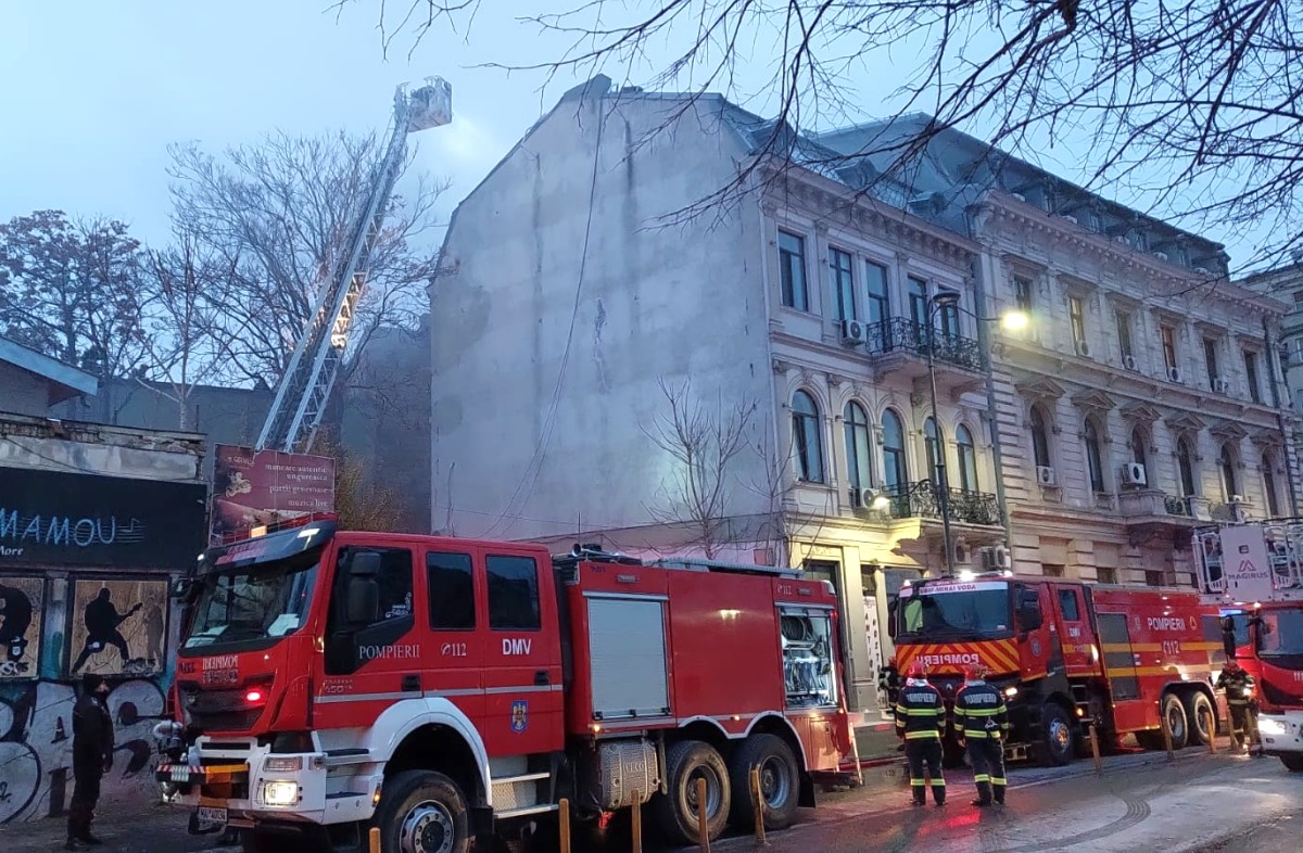 Incendiu în centrul Bucureștiului. Acoperișul unui hotel a fost cuprins de flăcări. Clădirea nu avea autorizație la incendiu, spune ISU