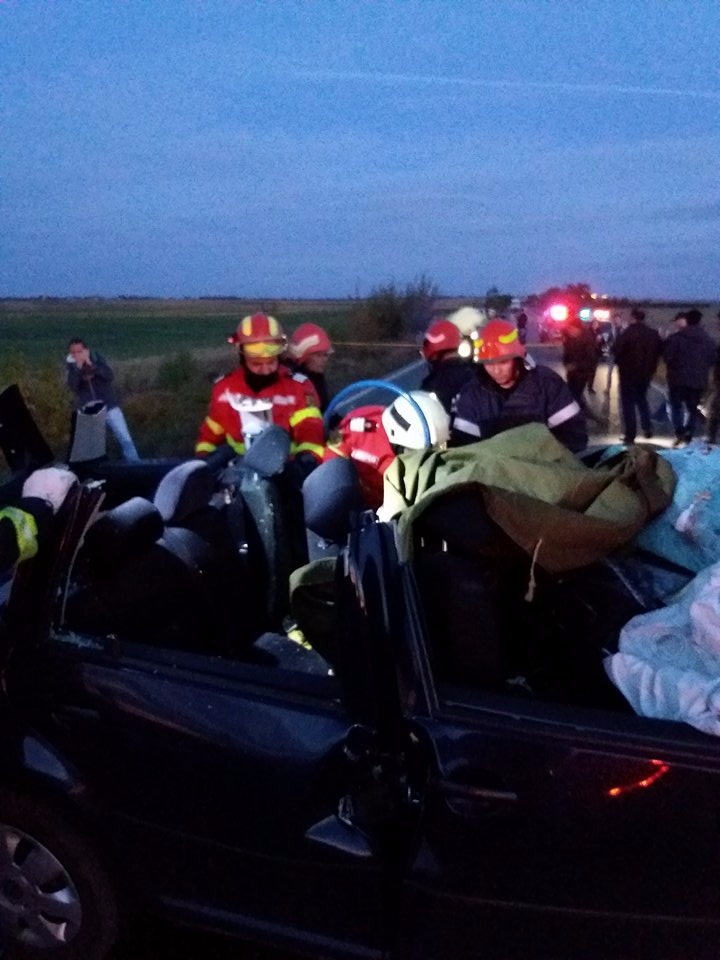 FOTO&VIDEO/ Bilanțul accidentului de pe DN2E a crescut la 5 morți. Un preot, sora, cumnatul şi unul din copiii acestuia au murit în accident