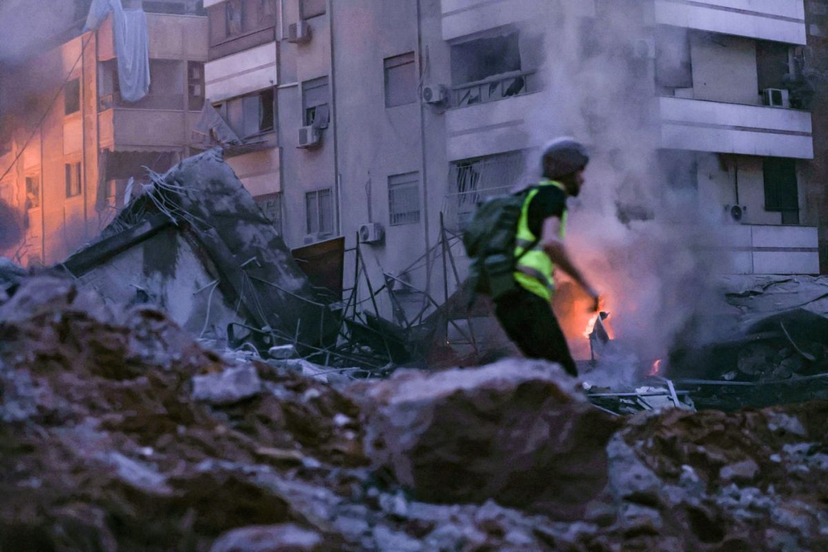 Bombardamente puternice în suburbiile capitalei libaneze Beirut. Israelul anunță că a vizat sediul central al Hezbollah