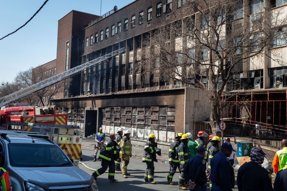 Uși încuiate și niciun extinctor. Mărturiile supraviețuitorilor incendiului cu 74 de morți din Johannesburg