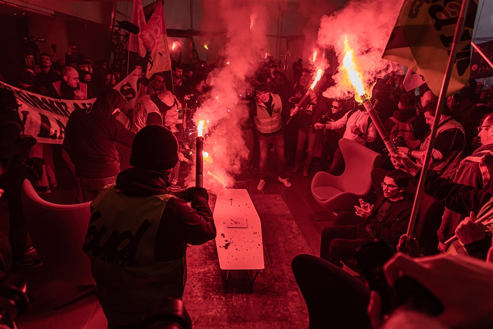 Protestatarii francezi au intrat cu torțe în sediul unei companii financiare din Paris, pe fondul furiei față de legea pensiilor