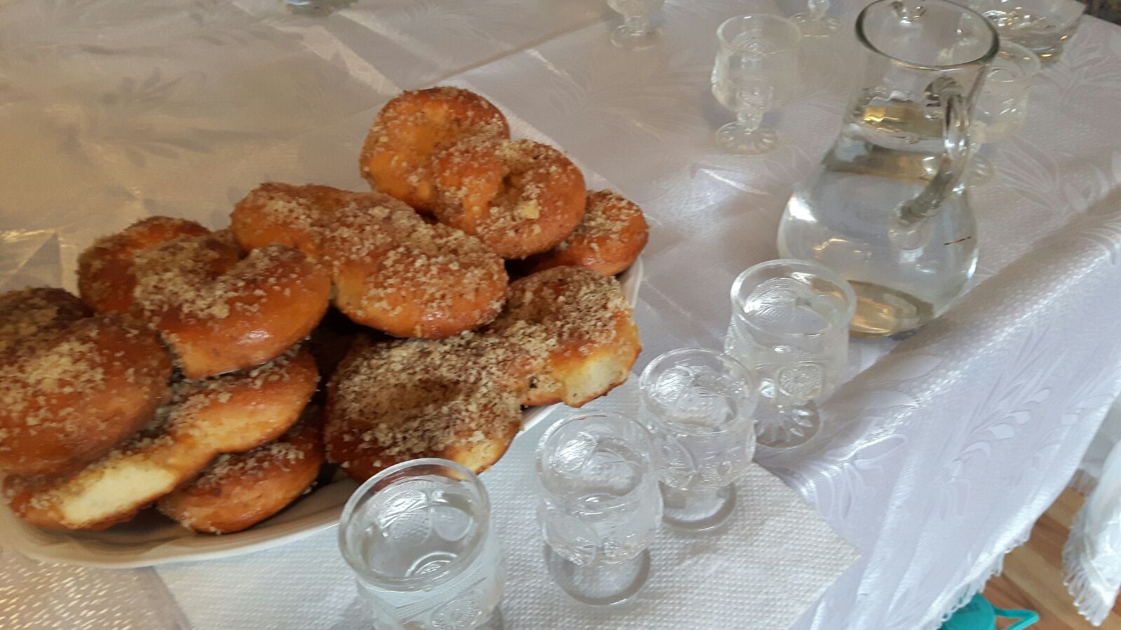 Botoşănenii ţin la tradiţii! Au băut cele 40 de păhărele de alcool! „Ahhh că tare e bună...Udrea” GALERIE FOTO