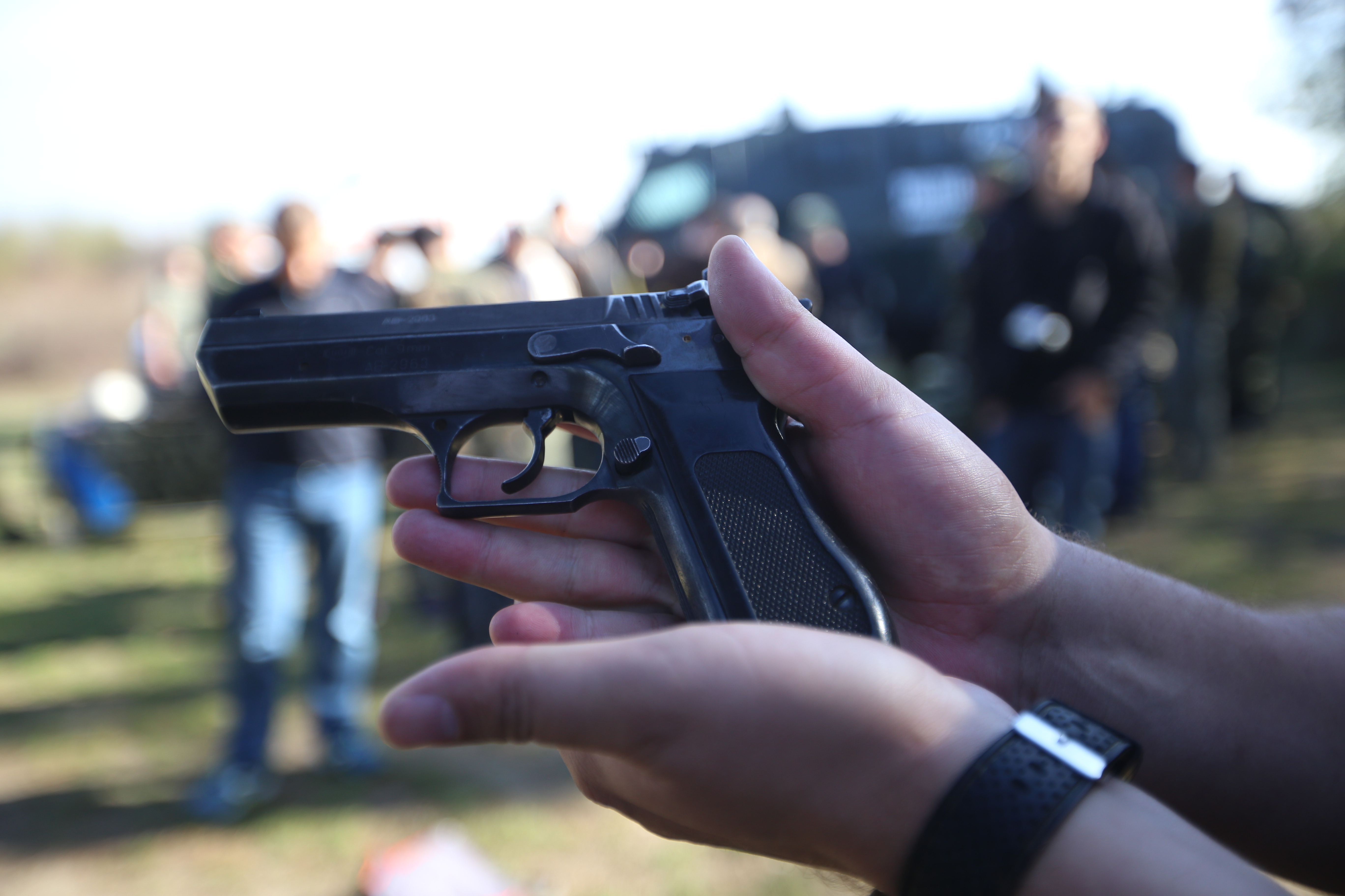 VIDEO | Reportaj cu arma-n mână. Am testat mitraliera NATO și pistolul pentru luptă urbană