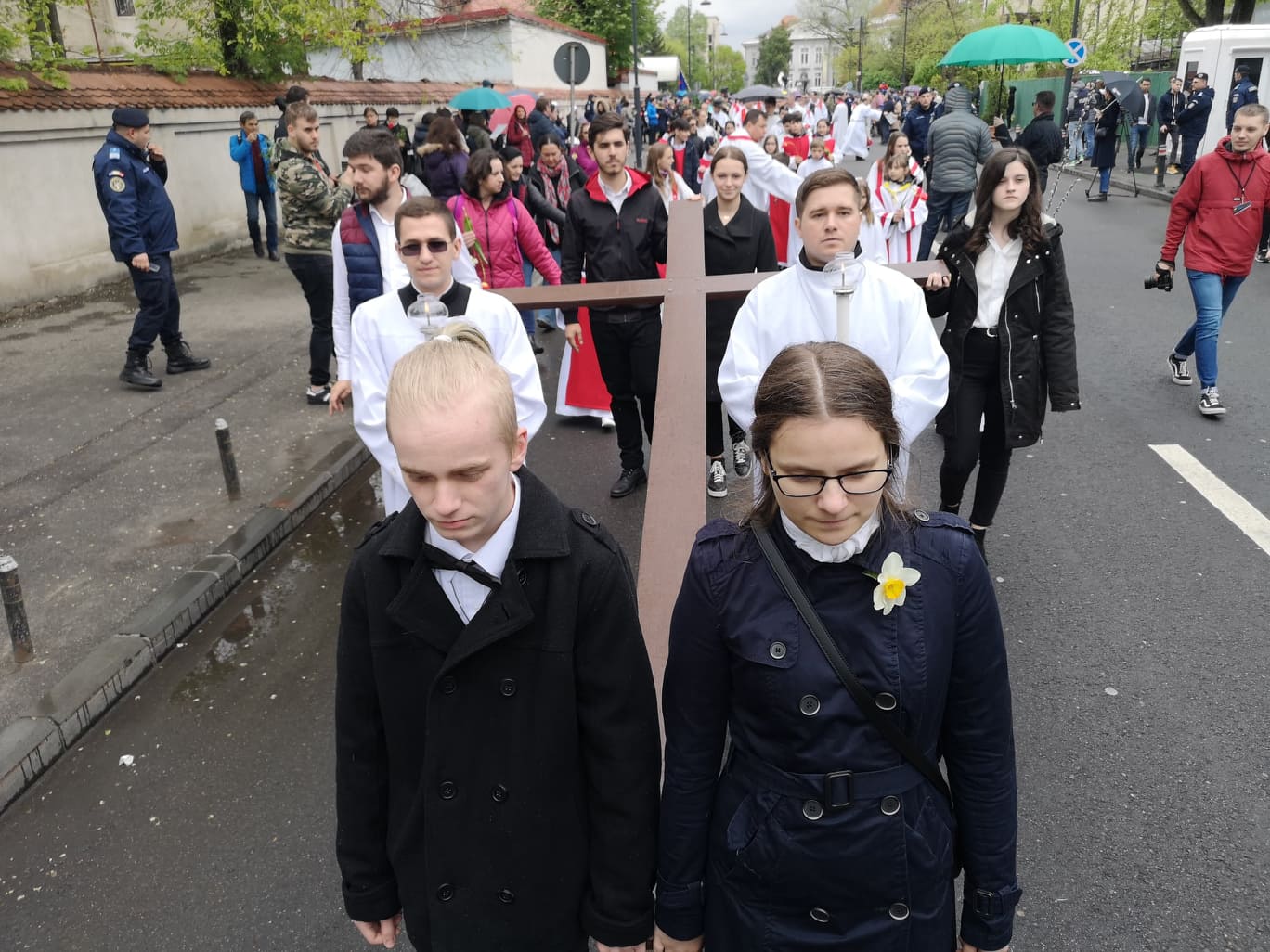 FOTO & VIDEO / Catolicii sărbătoresc azi Floriile. Procesiunea de pe străzile Capitalei s-a desfășurat pe ploaie