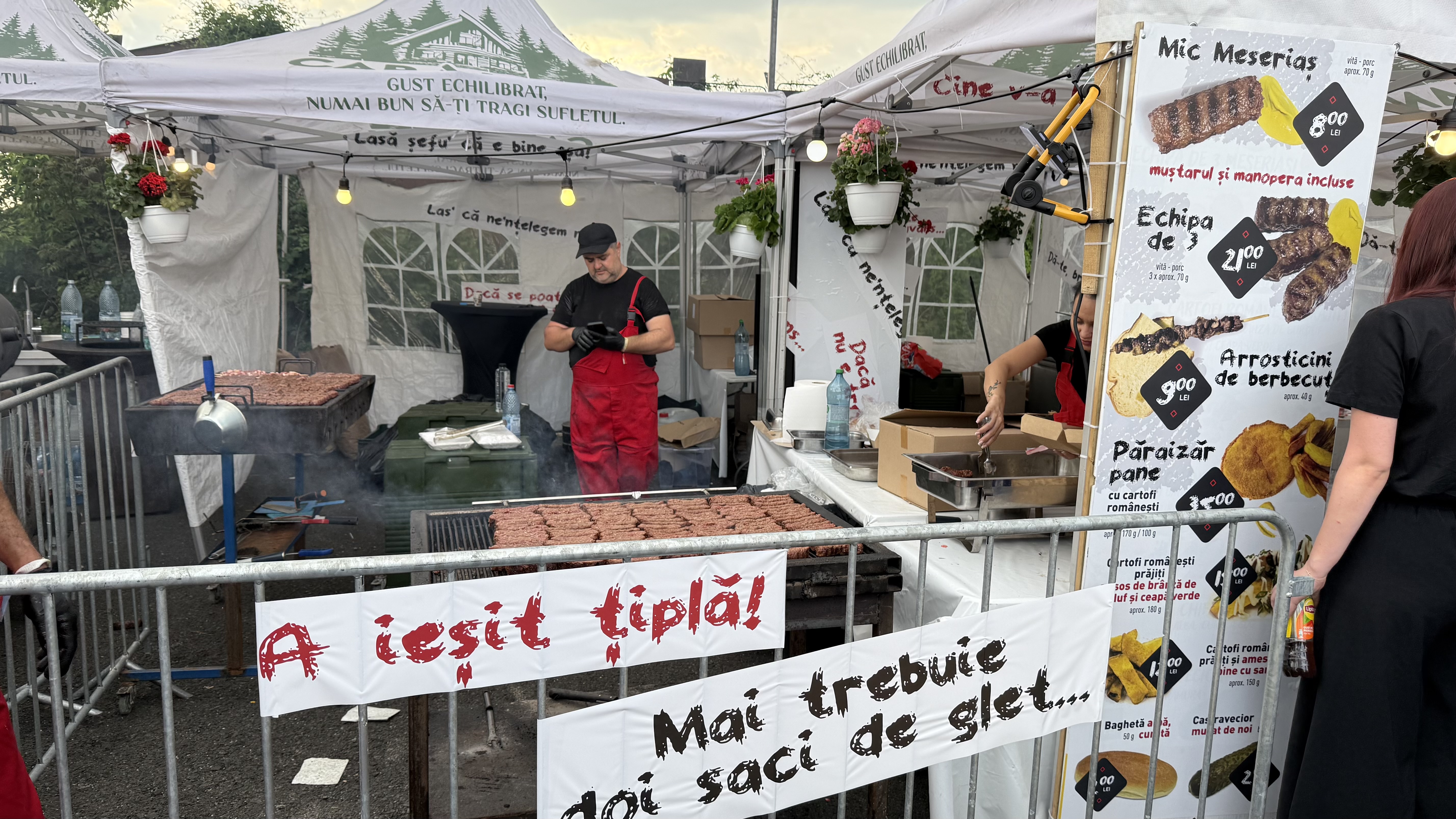 Secretul unui mic perfect: „Micii sunt artă, frate. Dacă-i grăbești, i-ai stricat”. Reportaj de la Campionatul Național de mici