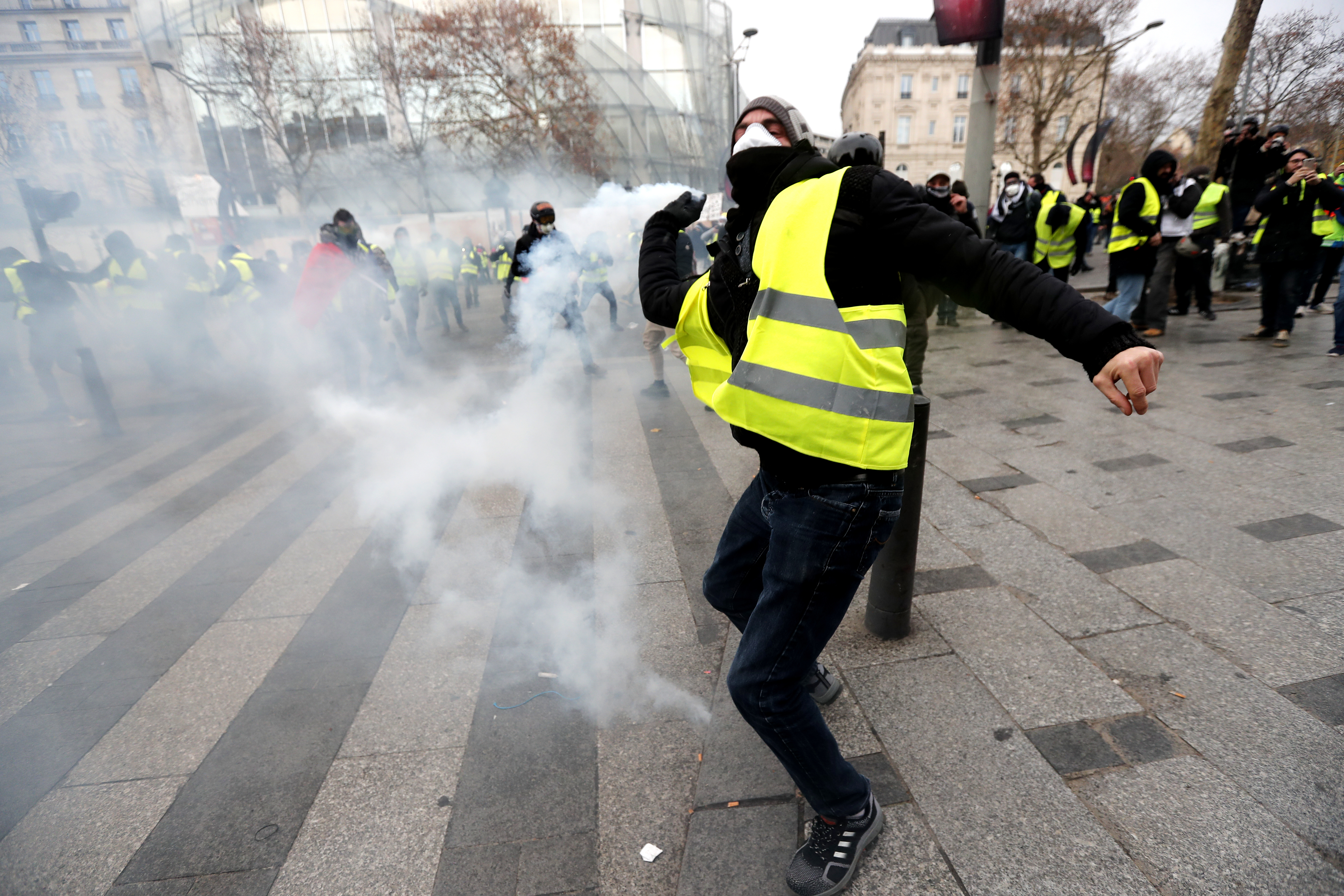 Mărturiile unor români stabiliți în Franța despre protestele din Paris. "Este o situație critică"