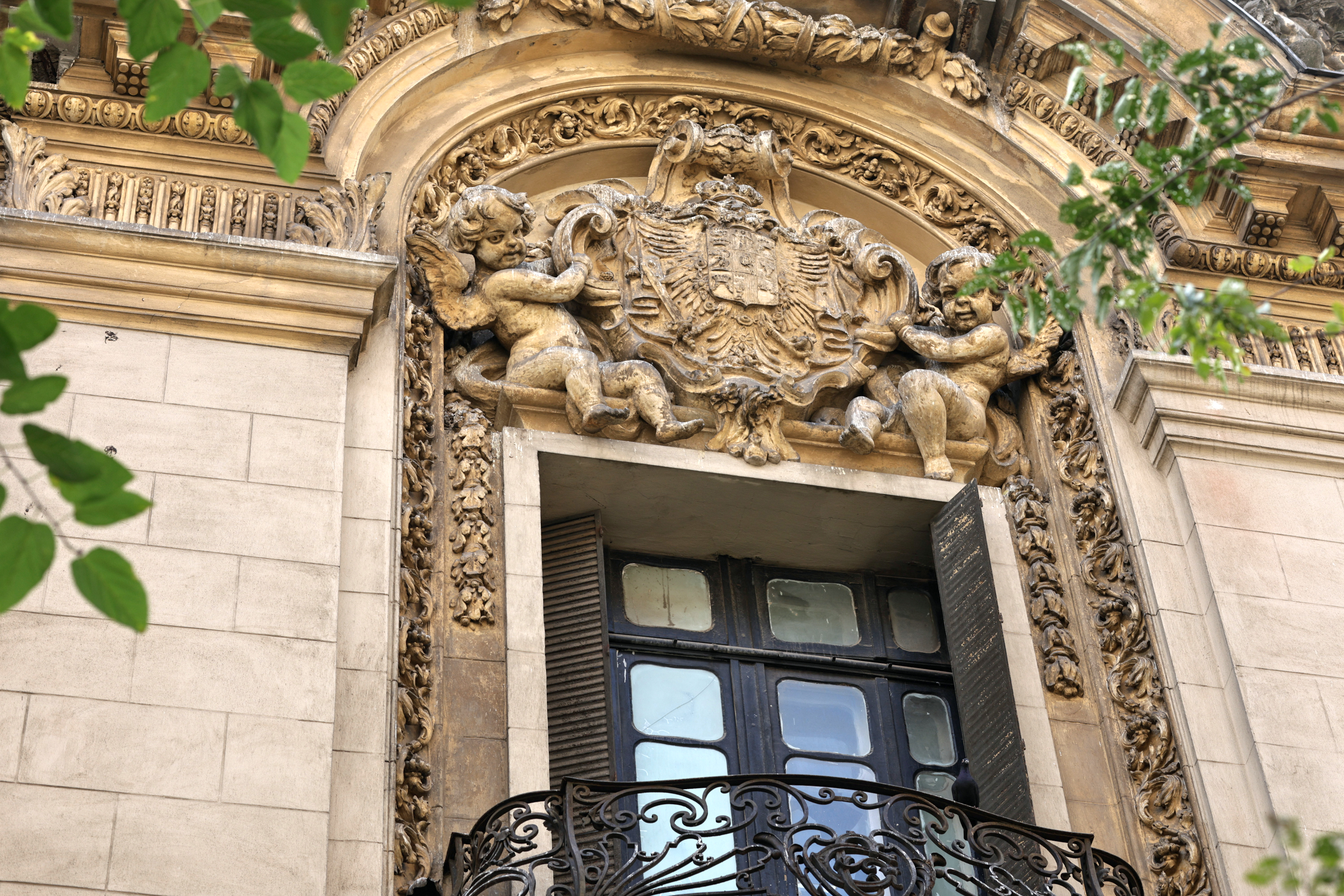 O bijuterie a Bucureștiului se luptă cu timpul, în timp ce restaurarea bate pasul pe loc