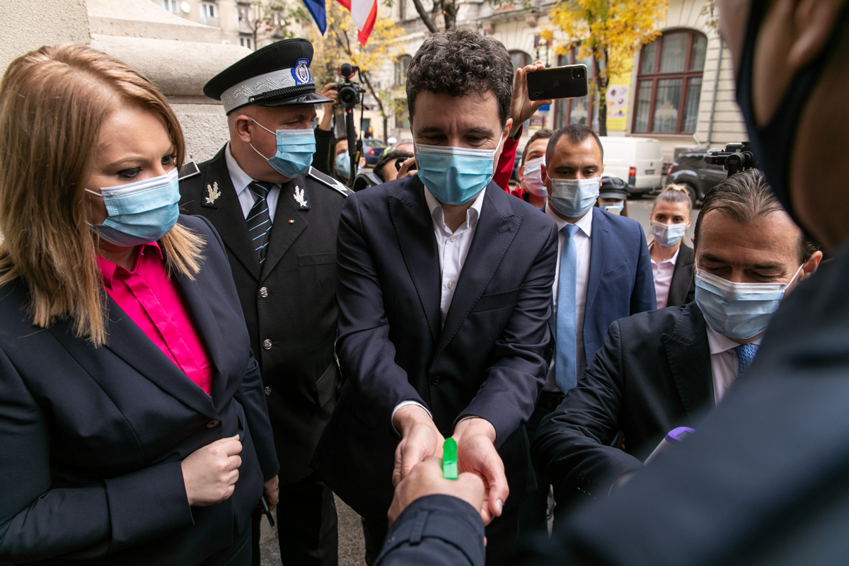 REPORTAJ | Prima zi cu Nicușor. “Nu ne-am luptat pentru jucării”. Primarul Bucureștiului a citat din Avram Iancu și s-a retras la discuții cu Ludovic Orban