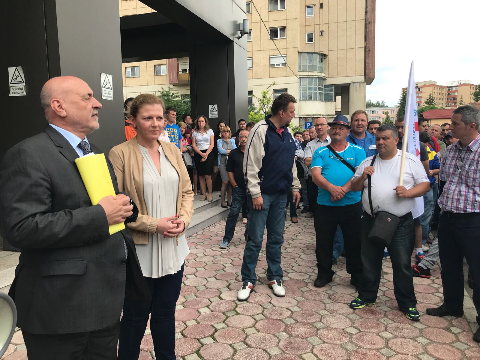 VIDEO&FOTO/ Protest la Electrica Brașov. Aproximativ 150 de angajați sunt nemulțumiți de condițiile de muncă