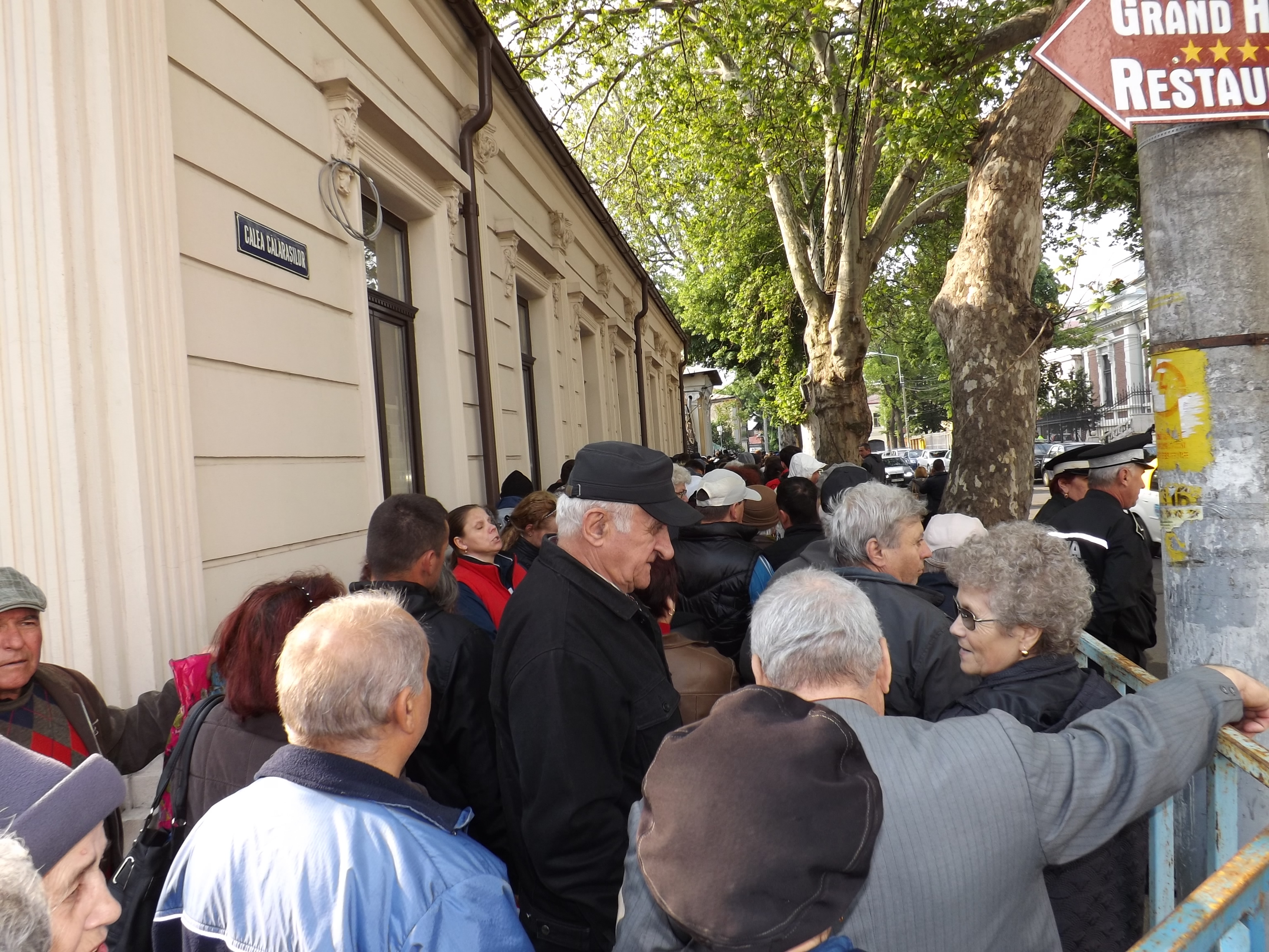 Zeci de mii de credinicioși au stat la coadă de Izvorul Tămădurii, pentru a lua apă sfințită | GALERIE FOTO
