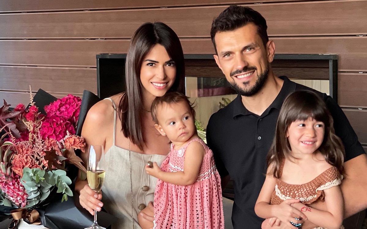 Prezentatoarea TV a divorțat în secret și s-a cuplat cu un actor de la PRO TV. Au vrut să-și ascundă relația, dar au fost surprinși sărutându-se