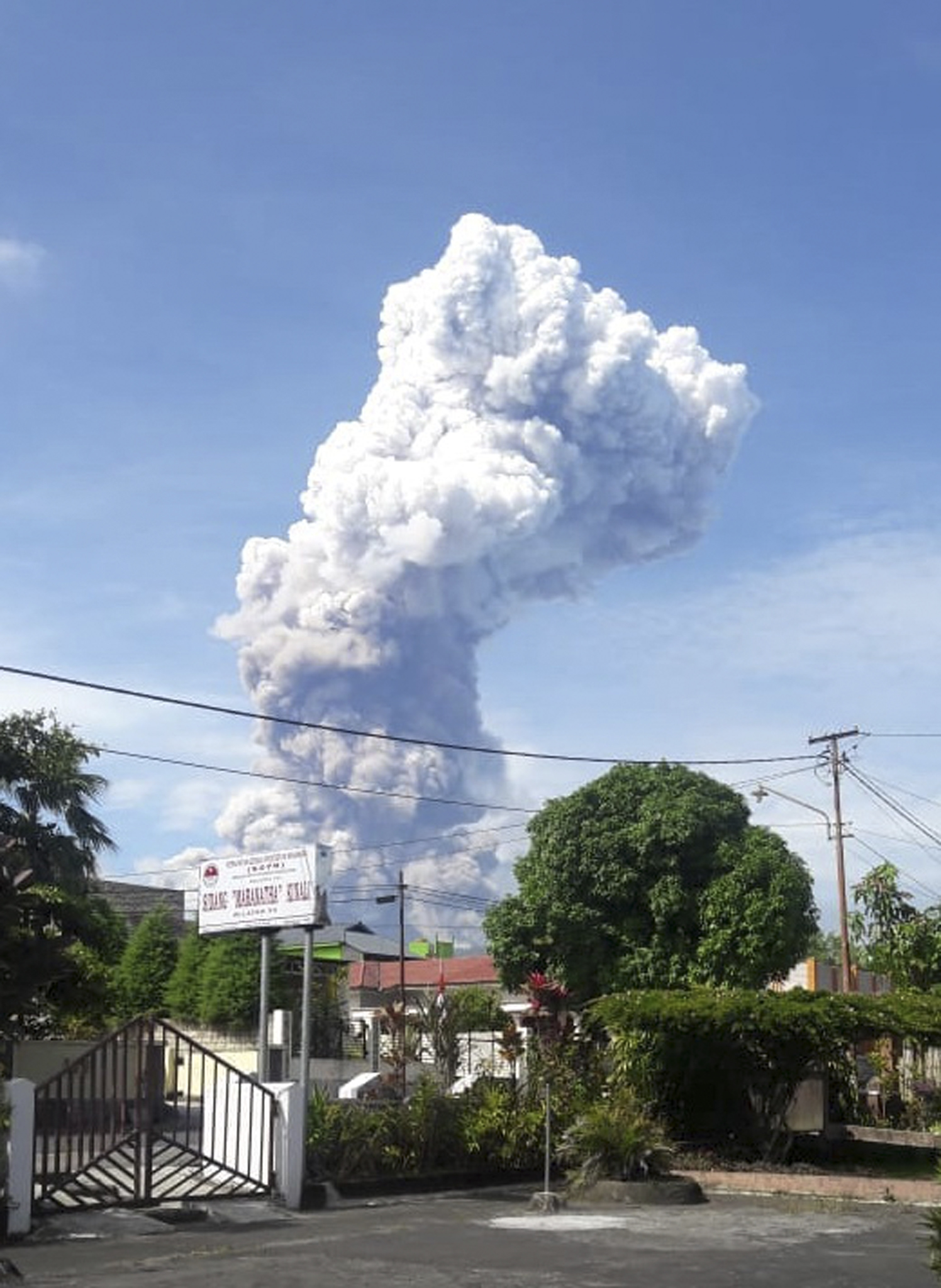 La câteva zile după cutremurul și tsunamiul devastator, pe insula Sulawesi din Indonezia a erupt și un vulcan