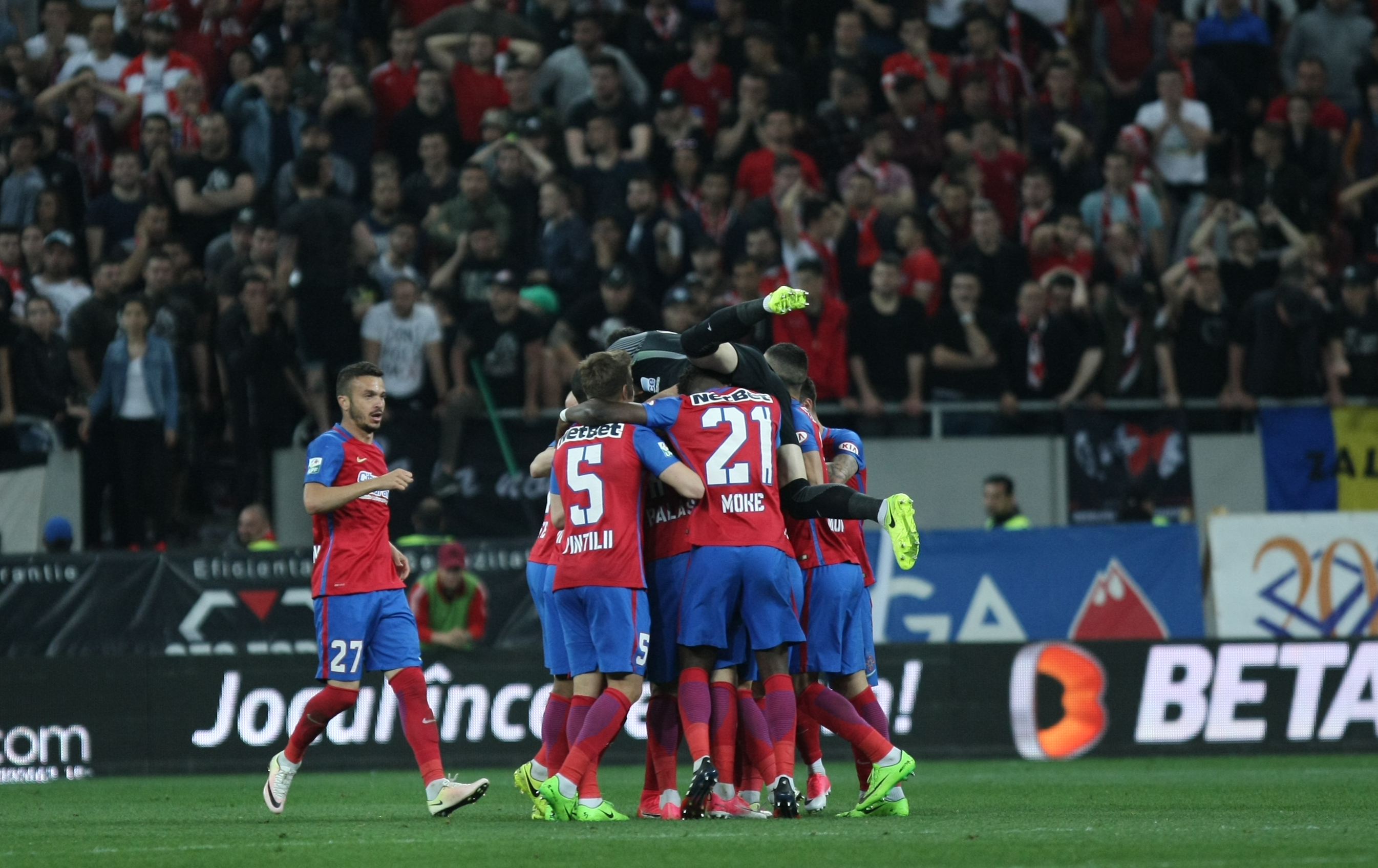 Liga I, etapa a 8-a, play-off: Dinamo - FCSB 2-1. Derby decis în minutul 96, din penalty! ”Cazul Bricheta”, nimica toată pe lângă bombardamentul de pe Arena Națională. Reghe, scandal cu arbitri | LIVE&VIDEO