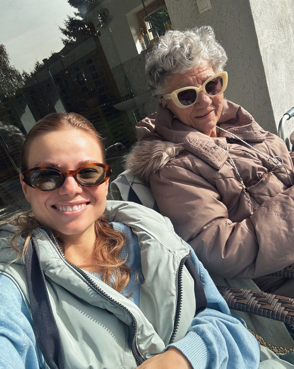 Cserpes Laura imádott nagymamájával élvezte az őszi napsütést
