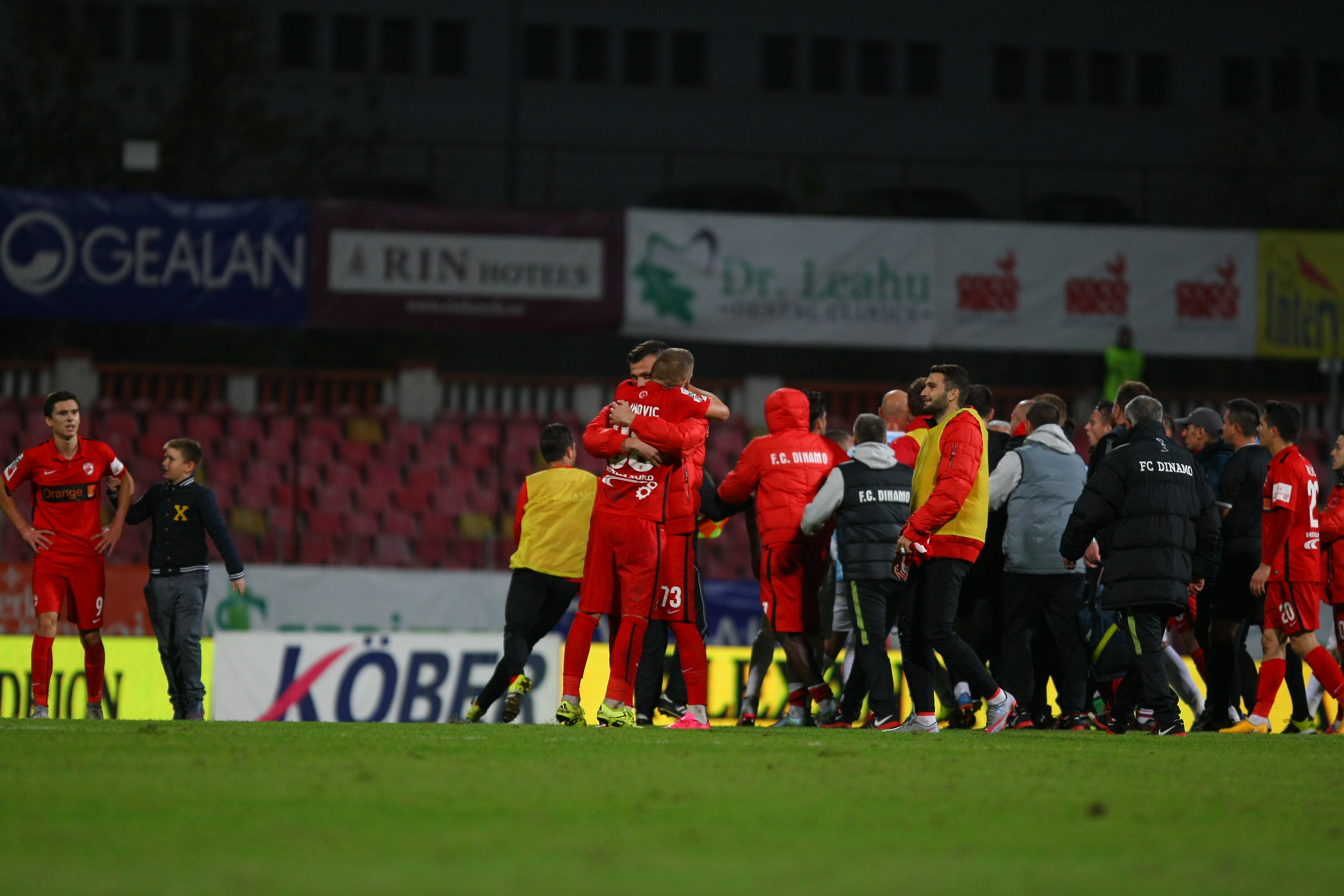 LIGA I LA FOTBAL, etapa a 14-a / Scandal după meciul Dinamo - ASA Tîrgu Mureș 2-1. ^Ardelenii protestează oficial printr-un comunicat în care reclamă un ”fault evident și lipsă de fair-play”! GALERIE FOTO