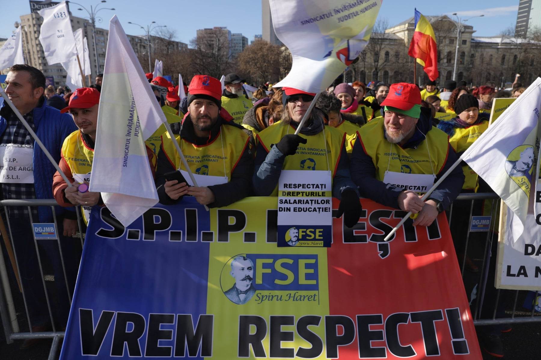 Federaţiile din Educaţie au ieșit în stradă și au protestat în fața Guvernului: „Mereu sacrificați, niciodată respectați. Vrem salarii decente”