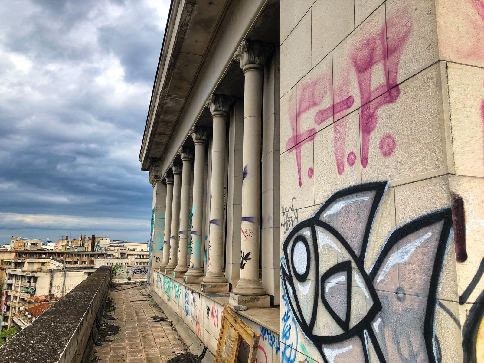 Blocul Rosenthal de pe Calea Victoriei intră în reparații. Fostul sediu al Băncii de Comerț Exterior, lăsat în paragină în ultimii 20 de ani / FOTO