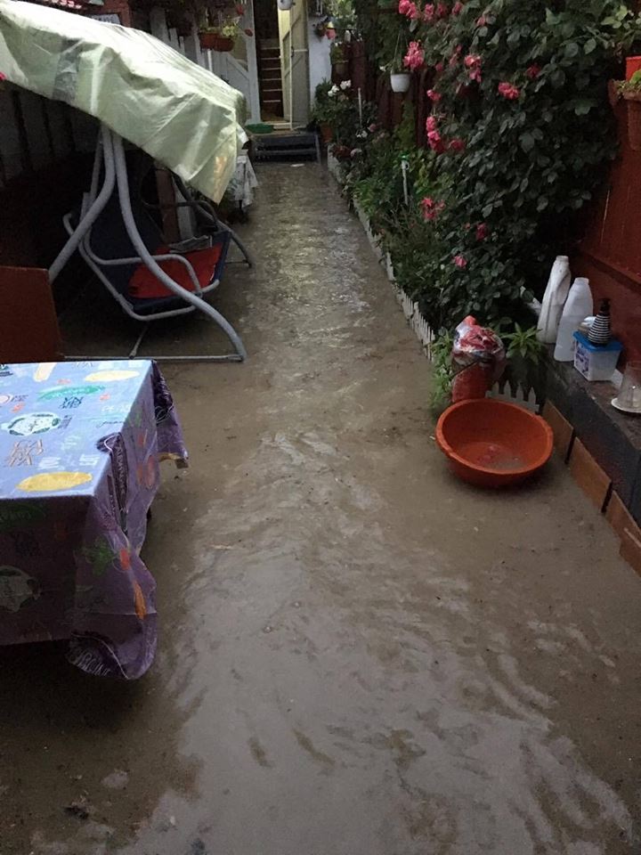FOTO | Craiova, mica Veneţie! Circulaţia pe străzile din Bănie, paralizată de la ploaia torenţială