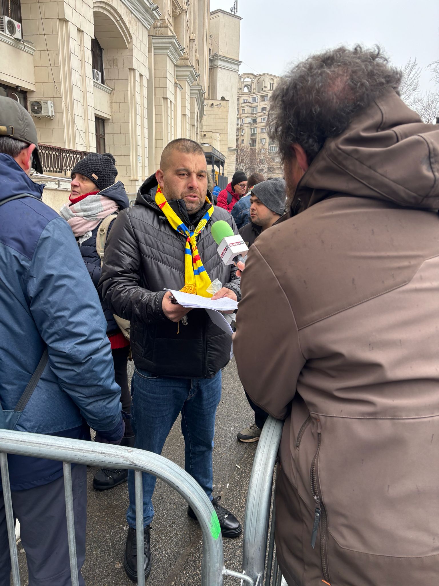 În „Valul Democrației” al susținătorilor lui Călin Georgescu: „Să se aleagă praful de tine, dacă nu scrii adevărul!” 