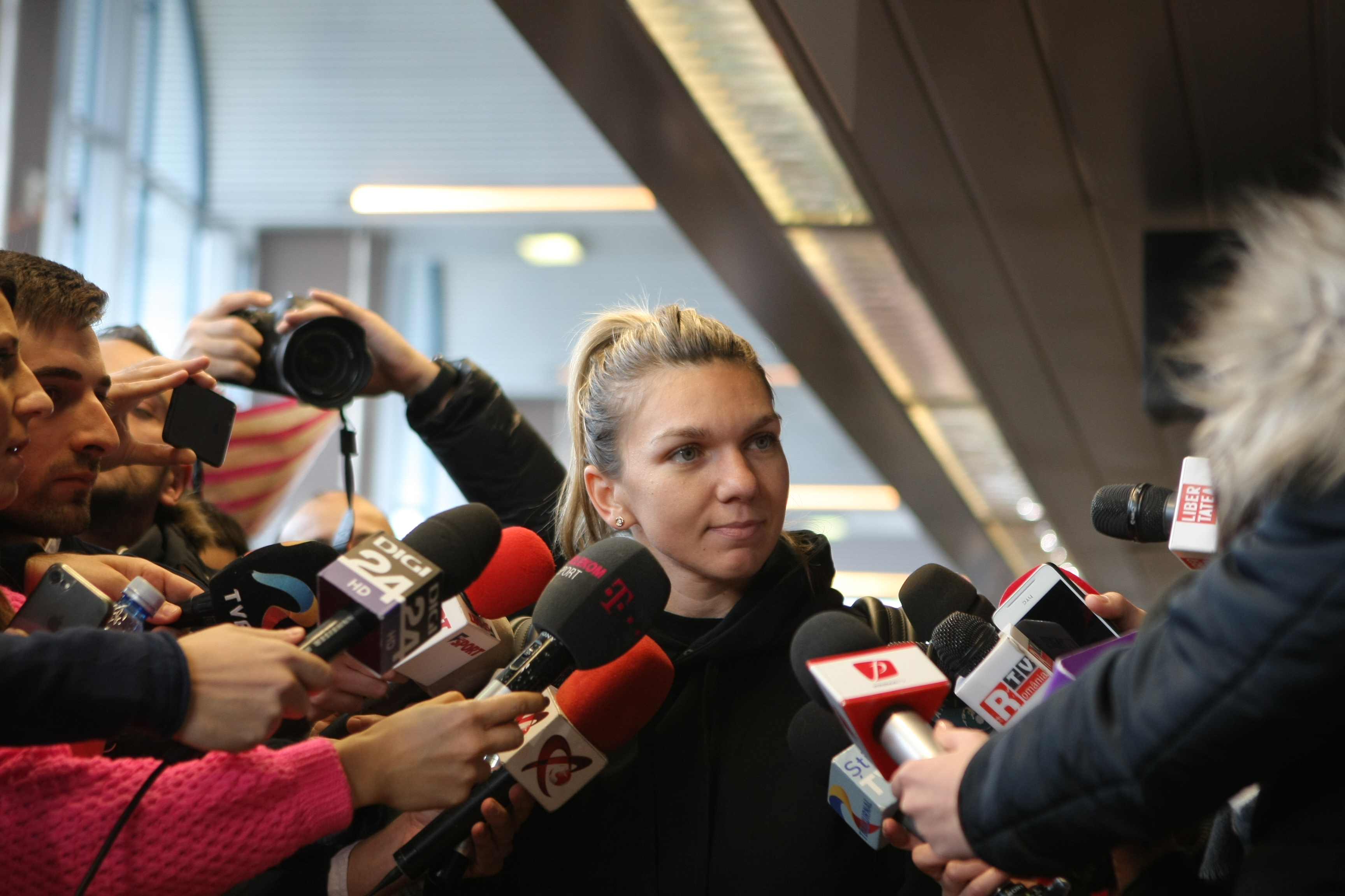 Simona Halep s-a întors acasă supărată și accidentată. A refuzat primirea la Salonul Oficial. Îmbulzeală la aeroport / GALERIE FOTO