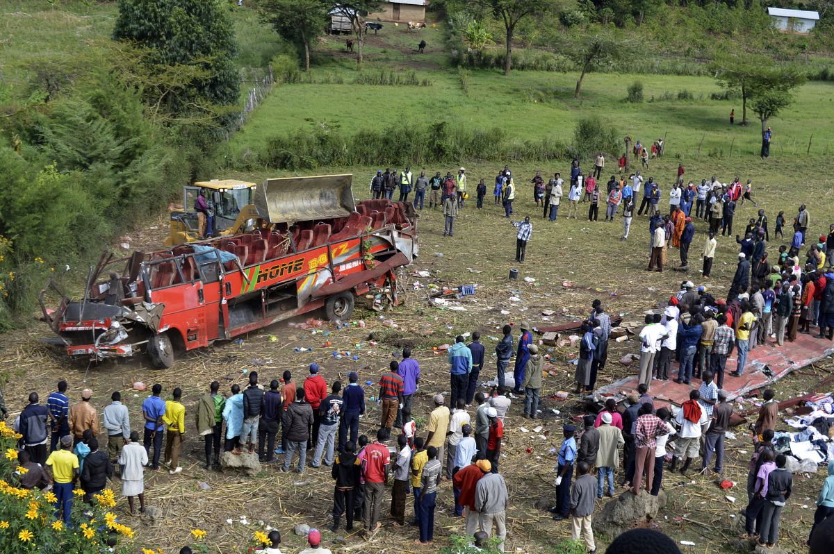 FOTO| Accident de autobuz soldat cu 50 de morți în Kenya