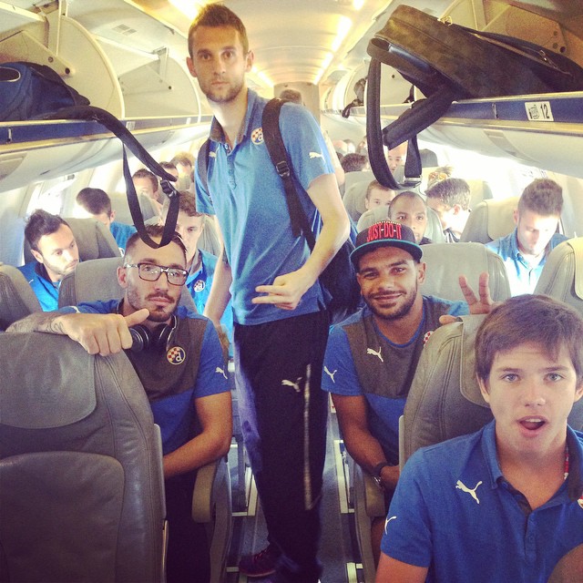 FOTO&VIDEO/ Jucătorii de la Dinamo Zagreb au ajuns la Ploieşti. Sunt păziţi de jandarmi!